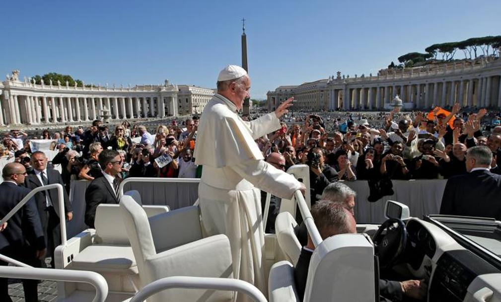 Papa Francesco saluta la folla in Piazza San Pietro REUTERS